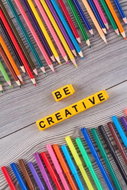 Zdjęcie wiele kolorowych długopisów i ołówków na szarym biurku to kreatywna koncepcja
