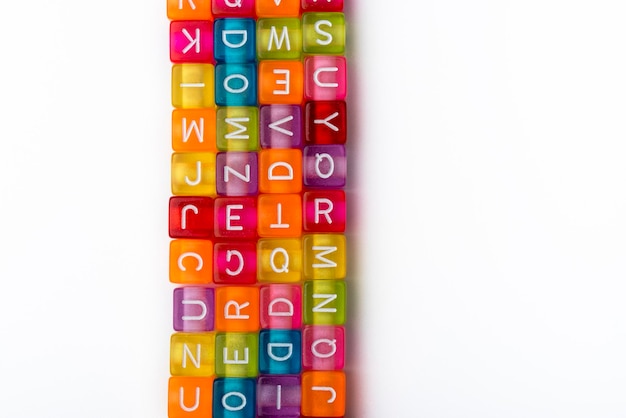 Zdjęcie wiele kolorowych ozdobnych kostek z literami na białym tle