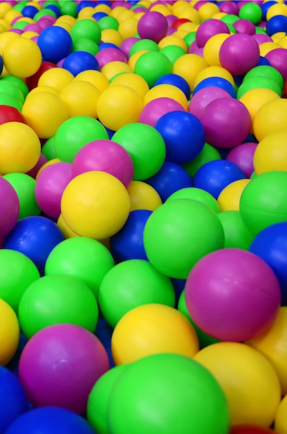 Wiele kolorowych plastikowych kulek w dzieci ballpit na placu zabaw. Zamknij się wzór