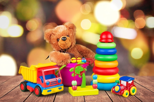 Zdjęcie wiele kolorowych zabawek na biurku