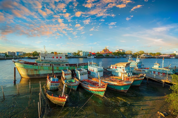 Wiele łodzi zacumowanych o wschodzie słońca w porcie Chalong