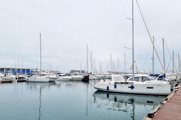 Zdjęcie wiele małych łodzi w porcie morskim hiszpania port de roses marzec 2022