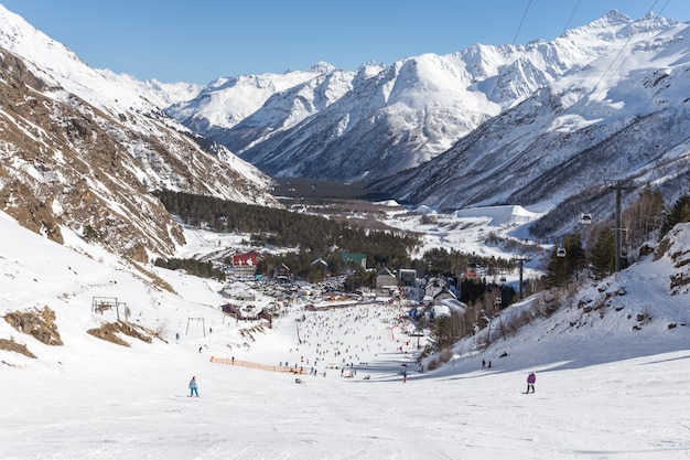 Wiele osób jeździ na nartach na górze Elbrus