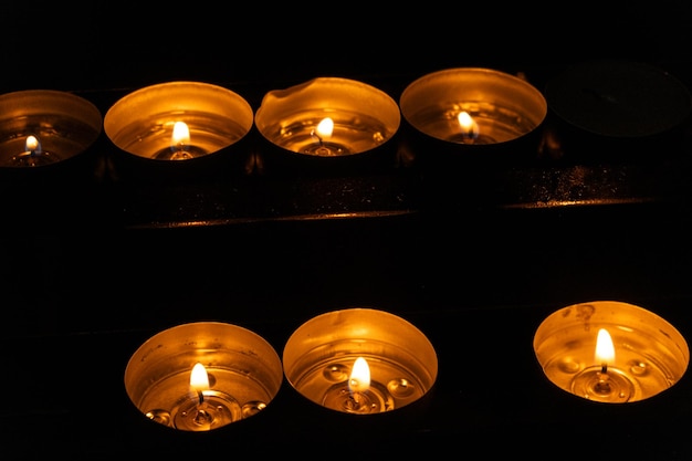 Wiele płonących świec w świątyni w ciemności Pojęcie modlitwy religijnej i Boga