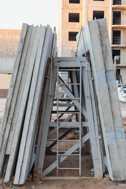 Wiele Prefabrykowanych Betonowych Paneli ściennych Znajduje Się W Magazynie W Oczekiwaniu Na Montaż Na Placu Budowy