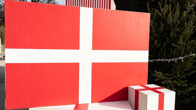 Wiele pudełek prezentowych z czerwoną białą wstążką używaną na boże narodzenie i nowy rok lub inne wakacje