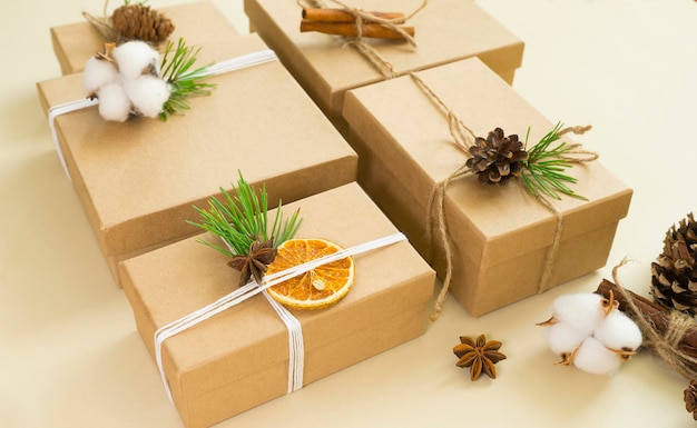 Wiele pudełek rzemieślniczych udekorowanych na nowy rok lub Boże Narodzenie