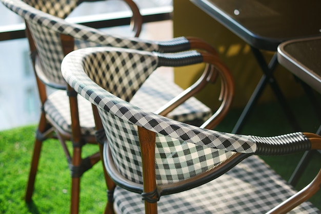 Wiele pustych krzeseł w kawiarni w okresie wirusa koronowego