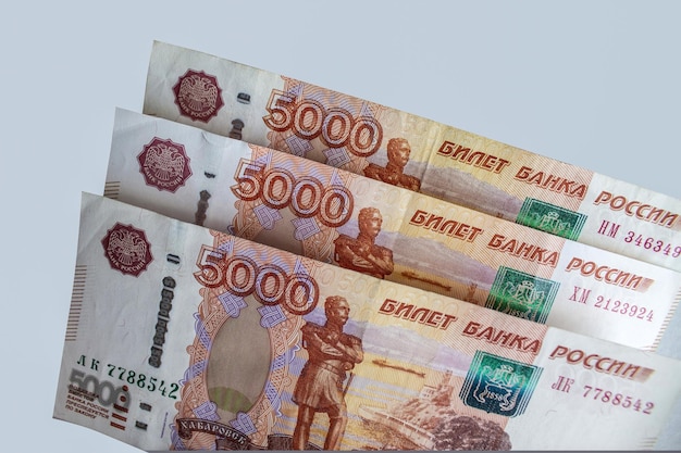 Wiele rosyjskich banknotów pięciotysięcznych w samolocie.