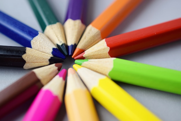 Wiele różni barwioni ołówki na popielatym tle