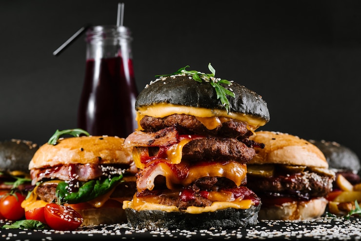 Zdjęcie wiele różnych burgerów ze składnikami na czarno