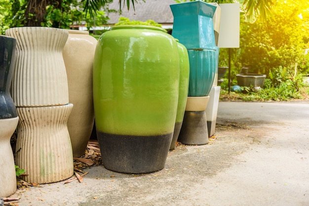 Wiele różnych jasnych, wielobarwnych ceramicznych misek i kubków wykonanych ręcznie