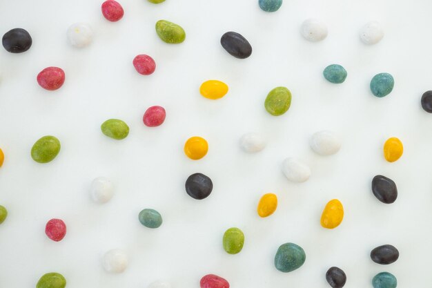 Wiele różnych słodyczy cukierków na białym tle