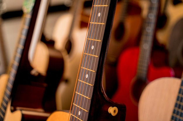 Wiele rzędów gitar klasycznych w sklepie muzycznym