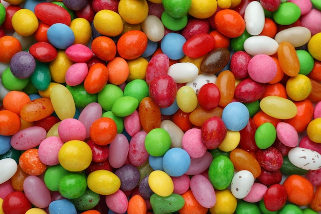 Wiele smacznych kolorowych cukierków drażetek jako tło widok z góry