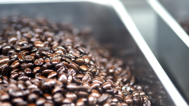 wiele ziaren kawy z doskonałego źródła na całym świecie w srebrnej metalowej tacy, która jest specjalnie ręcznie robiona