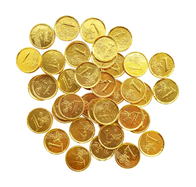 Wiele złotych monet izolowanych na białym tle ze ścieżką przycinającą