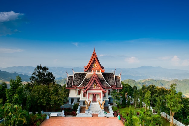 Wielka biała pagoda na wierzchołku wzgórze, Chiang Raja Tajlandia