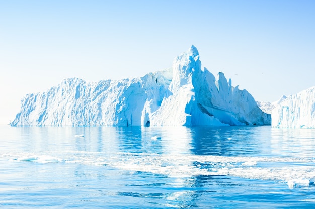 Wielka góra lodowa w lodowcu Ilulissat w zachodniej Grenlandii