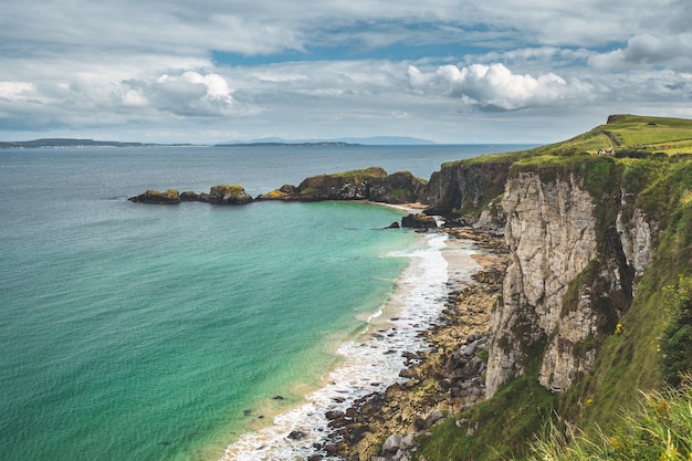 Wielka północna irlandia wybrzeże natura krajobraz nadmorski słynna turystyka miejsce skalista wyspa plaża