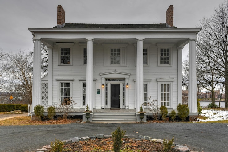 Zdjęcie wielka rezydencja kapitana henry'ego hogga biddle'a na 70 satterlee street w staten island w nowym jorku została zbudowana na brzegu wody w latach 1840-1845 w holenderskim stylu kolonialnym.