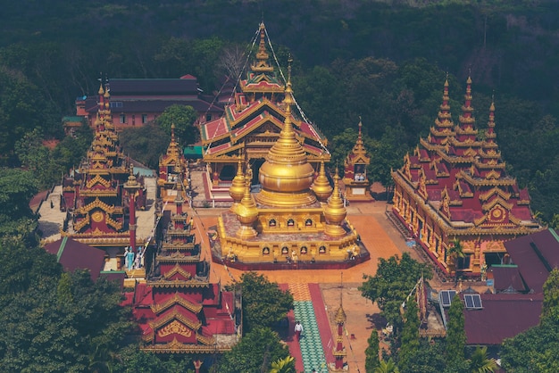 Zdjęcie wielka świątynia birmańska na wzgórzu