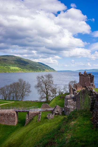 Wielka Wieża Zamku Urquhart W Loch Ness W Szkocji. Loch Ness To Miasto W Highlands W Szkocji W Wielkiej Brytanii.