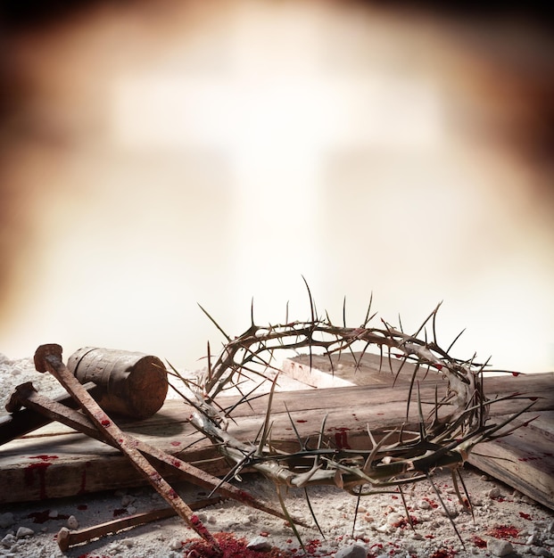 Wielkanoc jezus biblijna ofiara młot korona ukrzyżowanie