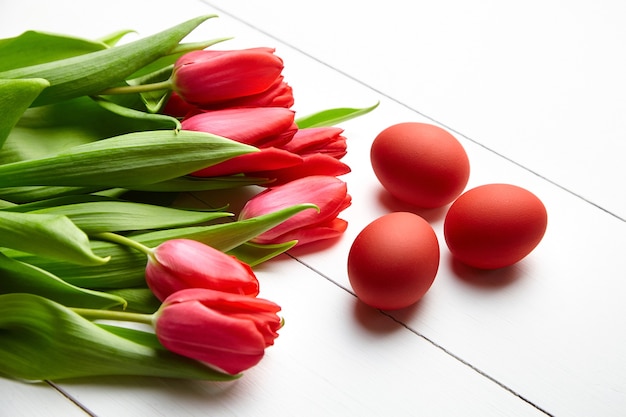 Wielkanoc Malowane Jaja Kurze I Czerwone Kwiaty Tulipanów Na Białym Drewnianym Stole