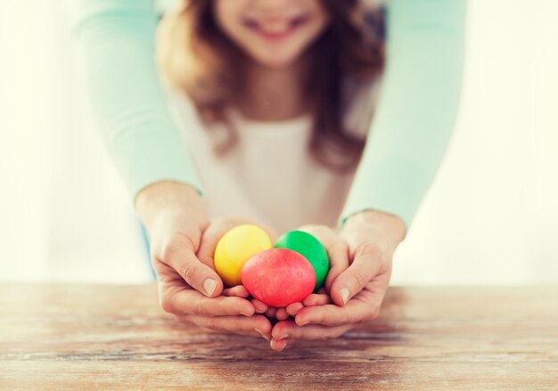 Wielkanoc, Rodzina, Wakacje I Koncepcja Dziecka - Zbliżenie Małej Dziewczynki I Matki Trzymających Kolorowe Jajka