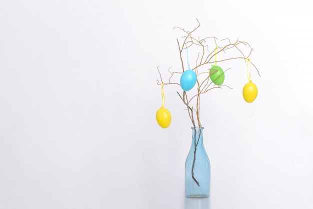 Wielkanocna dekoracja z jajkiem na gałąź w butelce