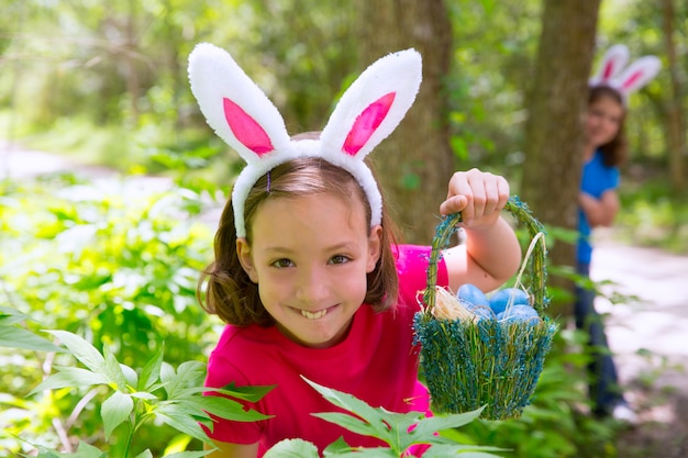 Wielkanocna Dziewczyna Z Jajko Koszem I śmieszną Królik Twarzą