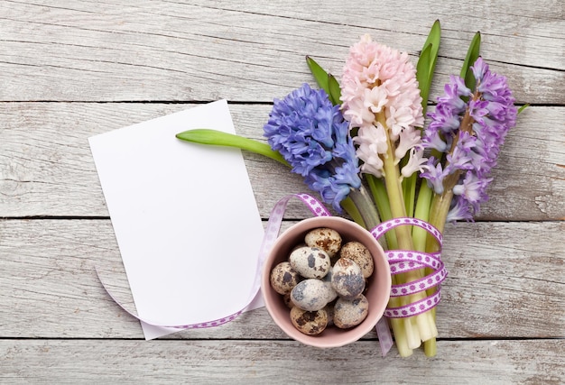 Wielkanocna kartka z życzeniami z pisanki i hiacyntowymi kwiatami