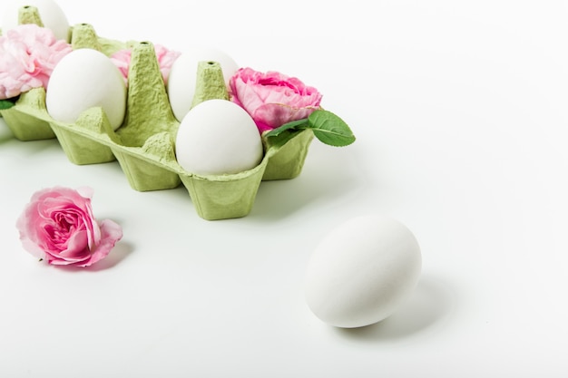 Wielkanocna kompozycja jajek i różowych kwiatów