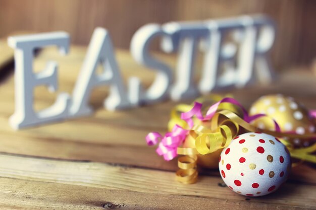 Wielkanocna kompozycja kwiatowa i jajka na drewnianym tle