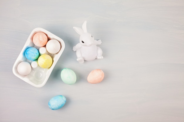 Wielkanocna kompozycja z króliczkami i jajkami
