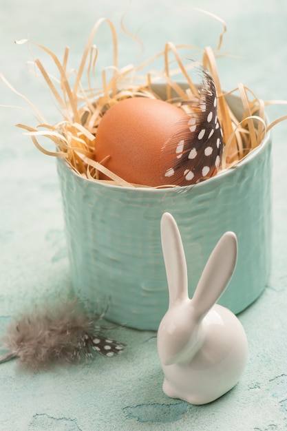 Wielkanocna kompozycja z ozdobnym królikiem, jajkiem
