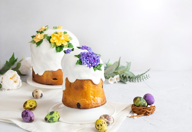 wielkanocne ciasta i kolorowa kompozycja jajek na białym tle