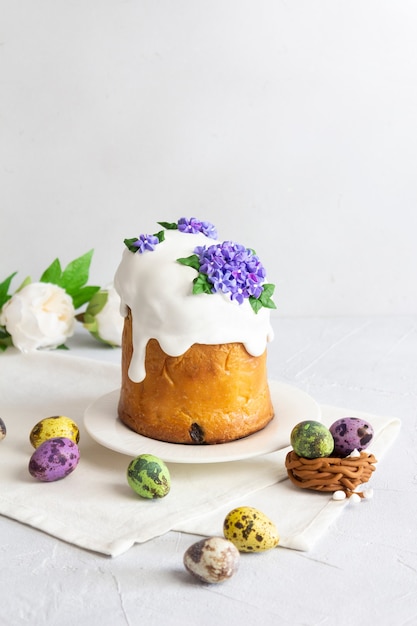 Wielkanocne ciasto kolorowe jajka i kompozycja kwiatów na białym tle