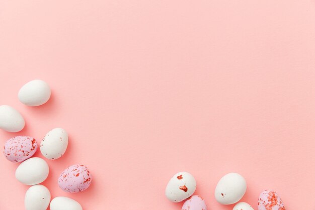 Wielkanocne Cukierki Czekoladowe Jajka Słodycze Na Białym Tle Na Różowy Stół