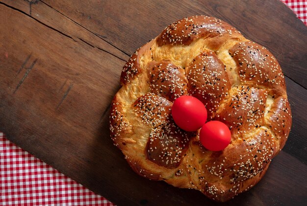 Wielkanocne greckie tsoureki pleśń słodki chleb brioche nad głową