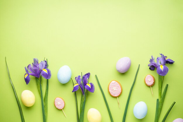 Wielkanocne Jajka I Kwiaty Irysów Na Jasnozielonym