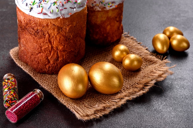 Wielkanocne jajka złote i brązowe oraz ciasto wielkanocne. Przygotowanie do wakacji