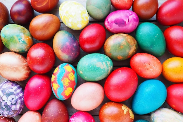 Wielkanocne Kolorowe Jajka Z Bliska Wiele Kolorowych świątecznych Jaj Jest Ułożonych Blisko Siebie Gotowane Jaja Kurze Z Kwiatowym I Fantazyjnym Wzorem Jasne Tło Wielkanocne