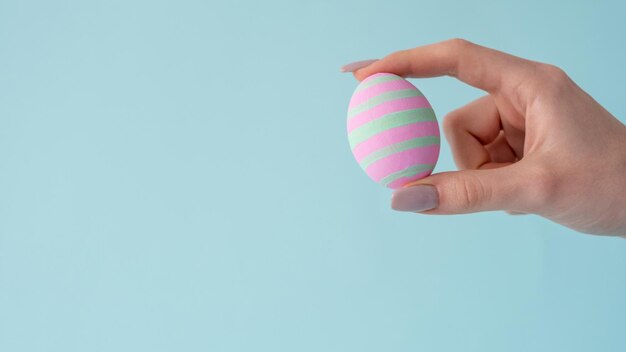 Wielkanocne rękodzieło diy wystrój malowane jajko ręcznie na niebiesko