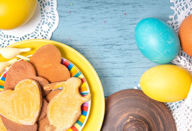 Wielkanocne tło z kolorowymi jajkami wakacyjne domowe ciasteczka i puste miejsce na tekst
