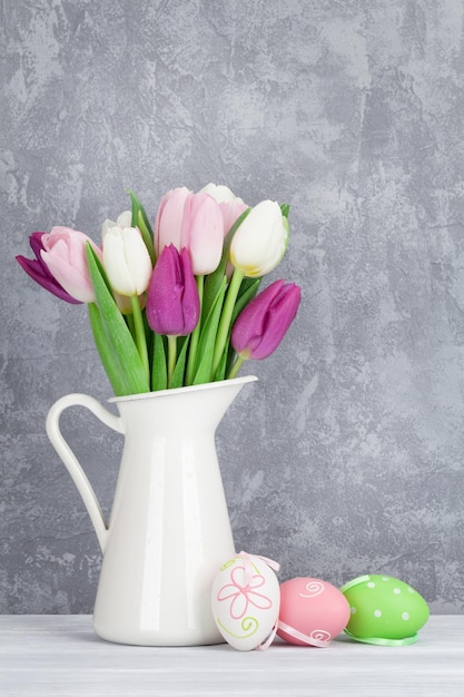 Wielkanocni jajka i kolorowi tulipany
