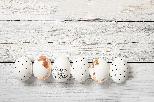 Wielkanocni jajka na biały drewnianym