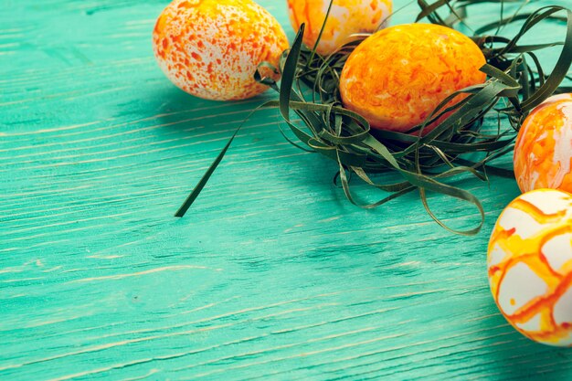 Wielkanocni jajka w gniazdeczku na drewnianym