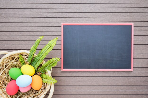 Wielkanocni jajka w koszu dalej i blackboard